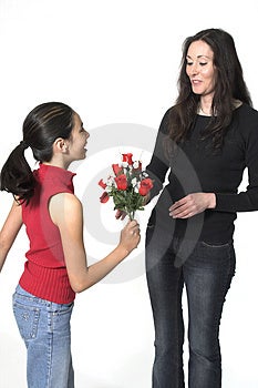 Dcéra priniesli kvety k jej matke.