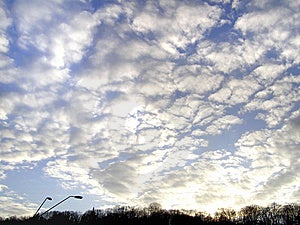 Slnečnú oblohu s oblakmi abstraktné pozadie.