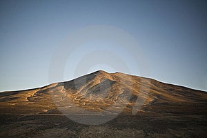 Atacama Desert je prakticky rainless planiny v Južnej Amerike, ktoré pokrývajú 966 km (600 km) pás zeme na západnom pobreží Južnej Ameriky, západnej časti Ánd.