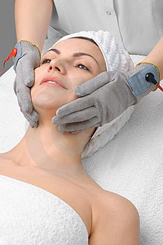 Žena dostať špeciálne elektrické masáž tváre v kozmetickom salóne.