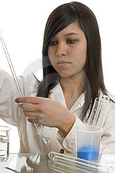 Študentka, ktorá na vzdelávanie v chémii, experimentoch v laboratóriu.