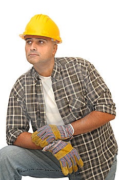 Lavoratore con il cappello isolato su sfondo bianco.