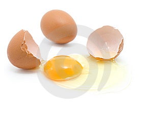 Uovo isolato su sfondo bianco.