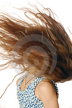 Portrét holčička s vlasy létání.