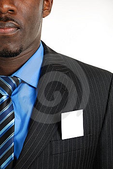 Questa è un'immagine di un uomo d'affari con una scheda all'interno della tuta tasca.
