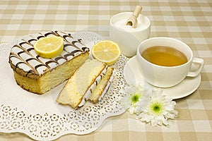 Citrónovú tortu nastavenie popoludňajší čaj tému sladkých potravín citrónovú tortu, cukor, citrón a kvety v béžovej farbe a ružová pohodu.