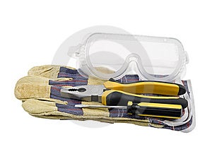 Construcción herramientas, protector anteojos a guantes, alicates a destornillador aislado sobre fondo blanco.