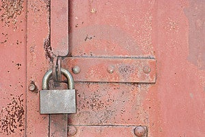 Verrou sur une vieille porte rouge.