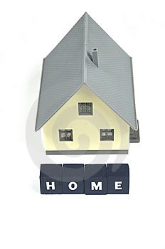 Una casa in miniatura con la parola di fronte a casa.