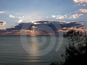 Západ slnka na mori pobreží Čierneho mora.