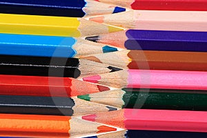 Psací potřeby, barevné tužky pozadí.