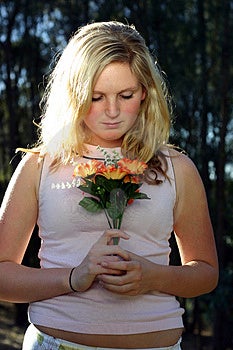 Giovane donna in possesso di fiori.