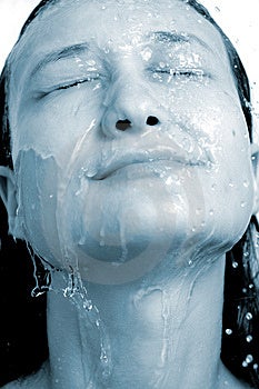 Mladá žena tvár pod sprchou na intímnu hygienu koncept modrá sépia.