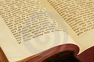 Vieux livre ouvert, écrit dans un style Gothique.