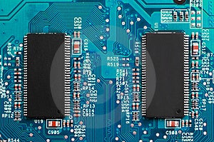 Potenza della tecnologia due chip sul blu del bordo del circuito.