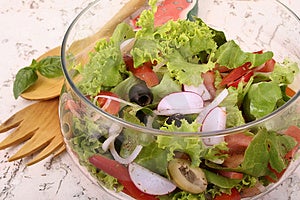 Ciotola di insalata con insalata e pomodoro.