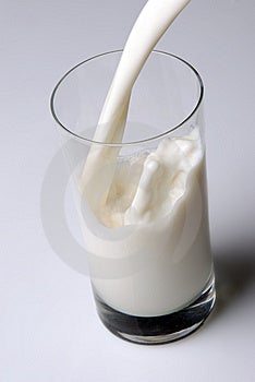 Nalievanie mlieka, prosím, navštívte moje portfólio na podobné obrázky.