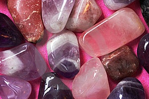 De rosa púrpura brillante piedras.