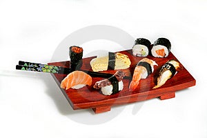Sushi na bílém pozadí.